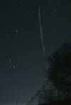� P. Wienerroither; Die ISS und ein zweiter Satellit auf Parallelkurs. 16.2.2001, Brentenriegel bei Sieggraben, 19:20 Uhr. Minolta SRT101, 55mm, Bl. 2.8, ca. 3 Min. auf Kodak Elite 400. Eigenartig ist die Unterbrechung der Bahn im unteren Teil des Fotos???