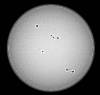 � S. Bergthal; Sonne am 13.05.2001 um 9.20 Uhr MEZ, mit Zeiss AS 100/1000 und Herschelkeil. Okularprojektion mit Zeiss O-25. Brennweite f = 2300 mm. Belichtungszeit t = 1/500 s auf Kodak Select 100