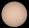 � S. Bergthal; Sonne am 24.06.2001 um 10.55 Uhr MEZ mit Zeiss AS 100/1000 und Herschelkeil. Okularprojektion mit Zeiss O-25. Brennweite f = 2.300 mm. Belichtungszeit t = 1/250 s auf Fuji Velvia.