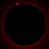 � S. Bergthal; Sonne im H-Alpha-Licht am 22.07.2001 um 15.30 Uhr MEZ mit Zeiss AS 100/1000 und Protuberanzen-Ansatz nach Lille. Brennweite f = 1.700 mm. Belichtungszeit t = 1/250 s auf Fuji Velvia 50.
